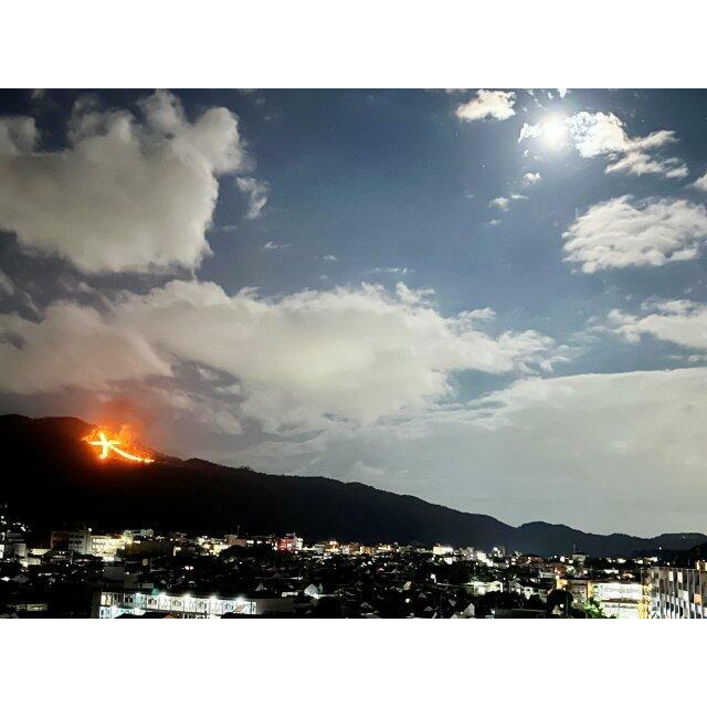 バルコニー（南側眺望）からは南東側に五山送り火「大」が望めます。