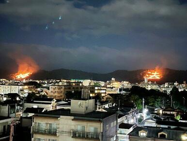 洋室約5.5帖からの北側眺望となります。五山送り火「妙」「法」が望めます。