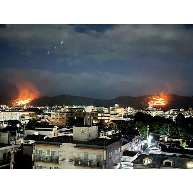 洋室約5.5帖からの北側眺望となります。五山送り火「妙」「法」が望めます。