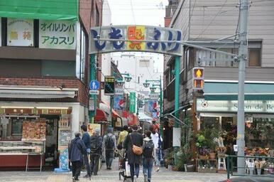 物件の坂道をおりますと商店街があります！買い物利便良好です！