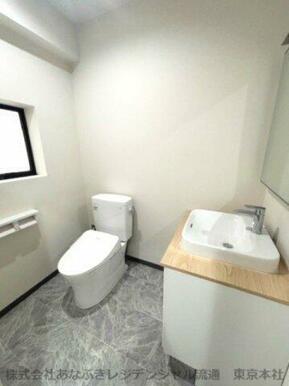 女性トイレは室内に化粧台アリ