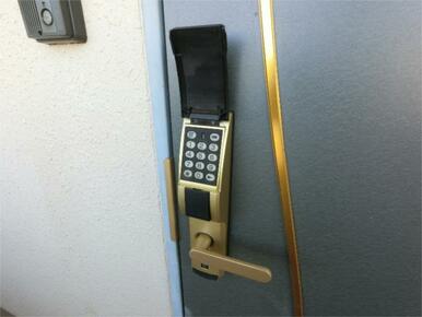 玄関ドアは暗証番号開閉式の電子ロックキー