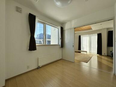 リビング横にも１部屋ございます。