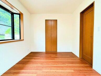 ２階洋室約６帖