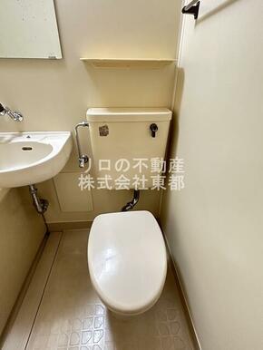 白を基調とした空間で清潔感のあるトイレです♪