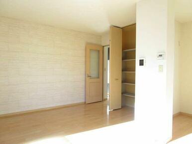 リビングのドア横に収納スペースがあります。