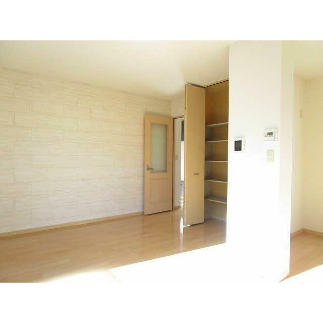 リビングのドア横に収納スペースがあります。