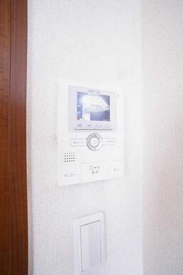 録画機能・カラーモニタ付きインターフォン。防犯上便利です。