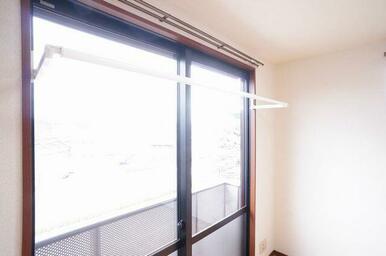 部屋干し用のバーが付いており、雨の日や花粉、土埃などが気になる時期に重宝します♪使わないときは窓枠…