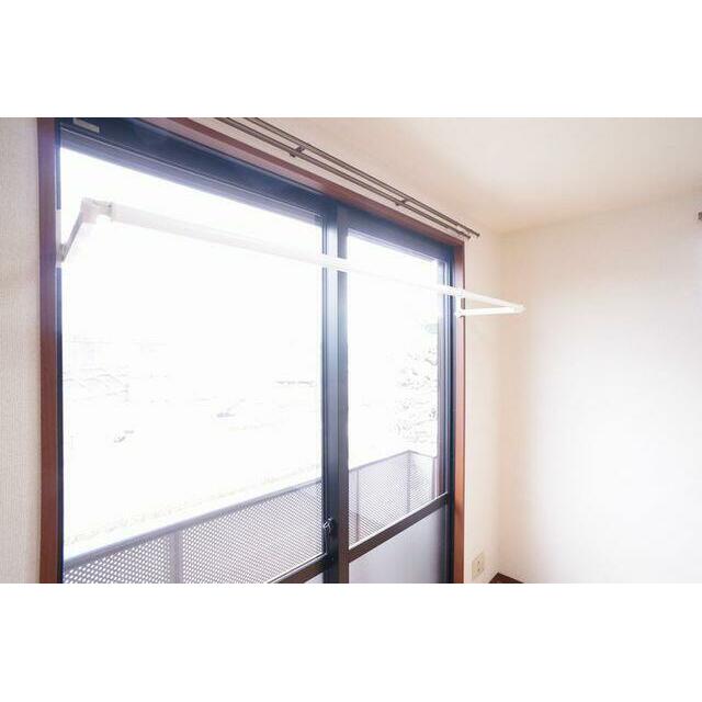 部屋干し用のバーが付いており、雨の日や花粉、土埃などが気になる時期に重宝します♪使わないときは窓枠…