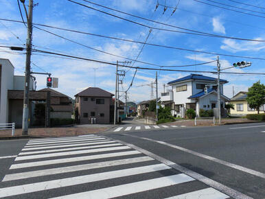 睦橋通り（都道７号）を五日市方面に向かい歯科医院のある角を左手に入ります