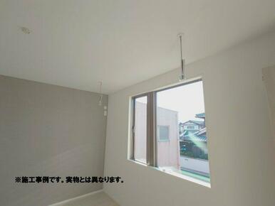 室内物干し完成予想図 夜でも気にせず干せる室内物干し付きの洋室です。雨や花粉の心配が不要になります