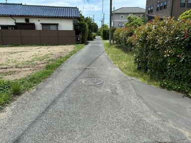 物件西側の前面道路の写真です。