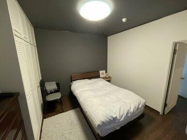 白を基調とした清潔感溢れる寝室です。