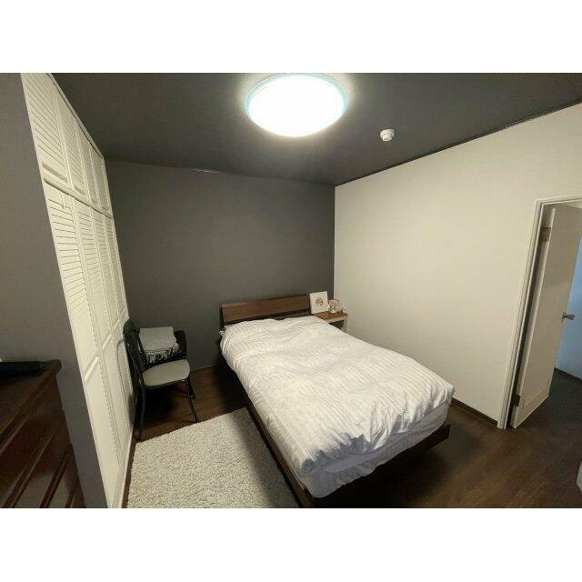 白を基調とした清潔感溢れる寝室です。