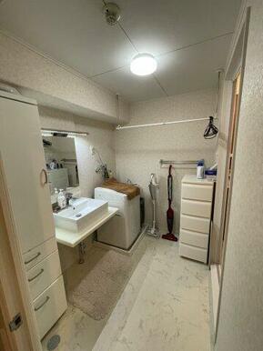 独立洗面台あり、毎朝おしゃれに忙しい女性の方におすすめです（令和元年７月新品交換済み?）。