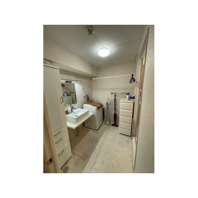 独立洗面台あり、毎朝おしゃれに忙しい女性の方におすすめです（令和元年７月新品交換済み?）。