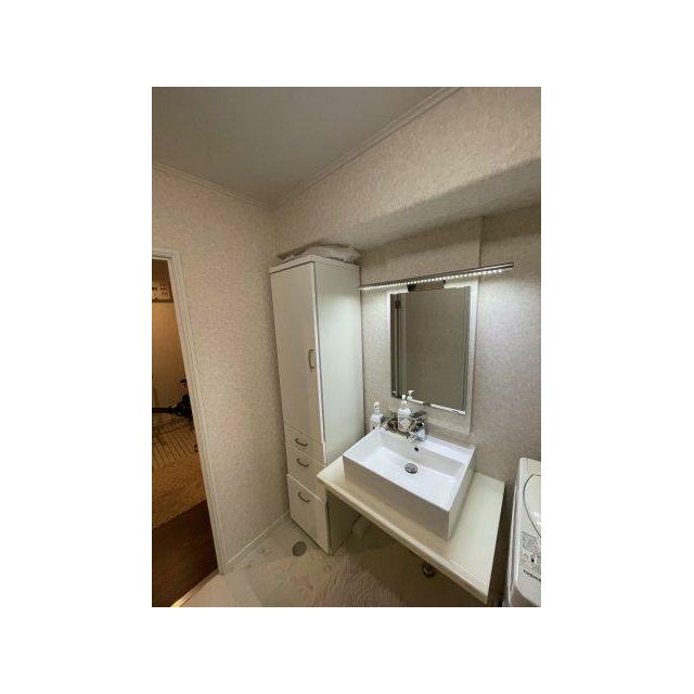 独立洗面台、小物を置くことができて便利です