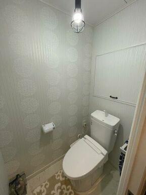 落ち着いた色調のトイレです（令和元年７月新品交換済み?）。