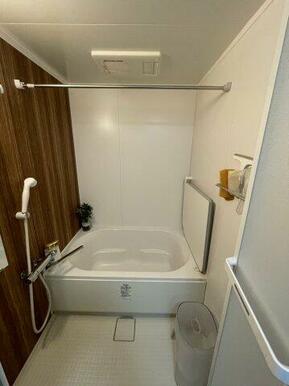 落ち着いた空間のお風呂です（令和元年７月新品交換済み?）。 浴室暖房乾燥付き。