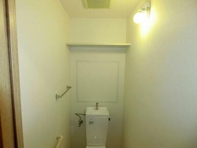 トイレ上部棚。画像は204号室です。