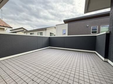 南に面した広々としたバルコニーが非常に便利♪