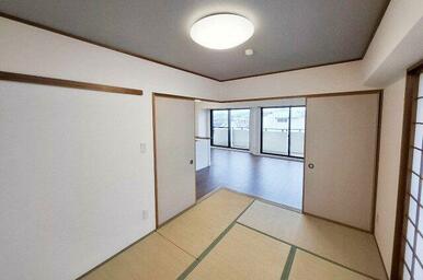 和室は襖を開放して、リビングの一部としてもご利用可能です。