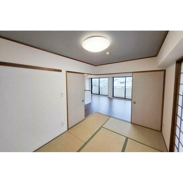和室は襖を開放して、リビングの一部としてもご利用可能です。