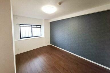 約8.3帖の洋室（２）。主寝室にぴったりのゆったりとしたお部屋です。