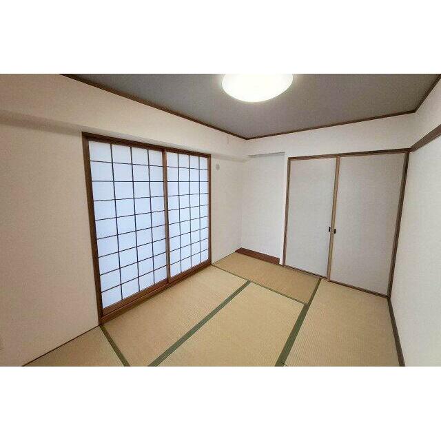 床の間付きの和室は、寝室や客間にぴったり。和室からもバルコニーへ出入りできます。