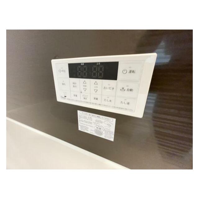 ボタンひとつでお湯張りや追い焚き、温度調整までしてくれる便利なオートバス機能付き！