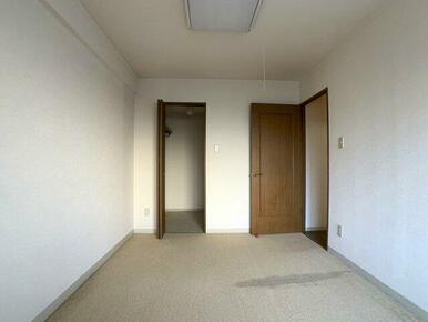 洋室②：床は敷き込みカーペットです。