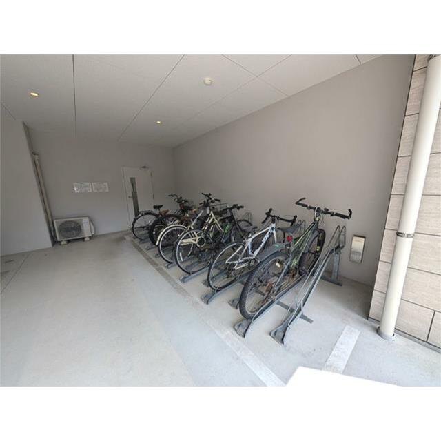 敷地内にはサイクルポートを完備。通勤・通学、お買い物など、自転車での移動をサポートします。