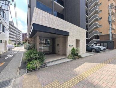 明るい色合いのタイルが目を引くエントランス。植栽の緑が日々の暮らしに彩りを添えます。