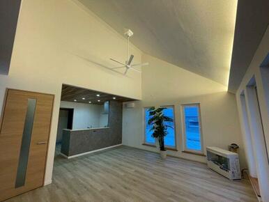 夜は間接照明が明るく照らします。