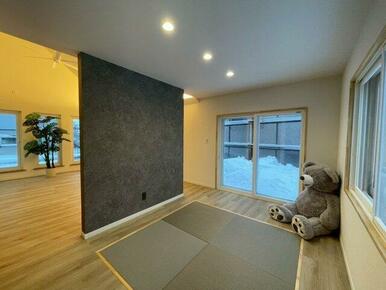 リビング隣接の和洋室。窓には内窓をプラス。