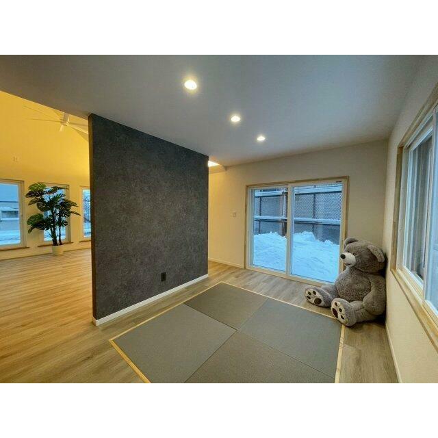 リビング隣接の和洋室。窓には内窓をプラス。