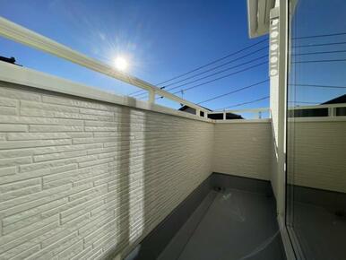 バルコニーは洗濯物や布団が干せる十分な広さです＾＾