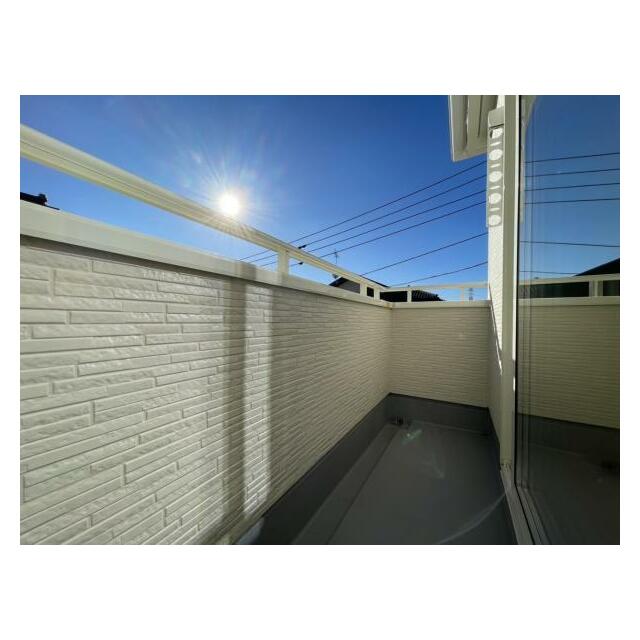 バルコニーは洗濯物や布団が干せる十分な広さです＾＾