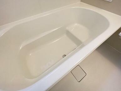 浴槽内はベンチ付きなので半身浴や親子一緒に入浴が楽しめます♪