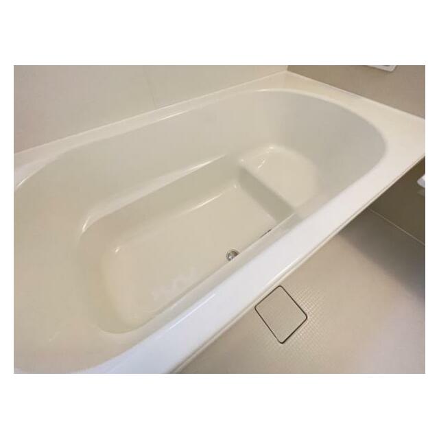 浴槽内はベンチ付きなので半身浴や親子一緒に入浴が楽しめます♪