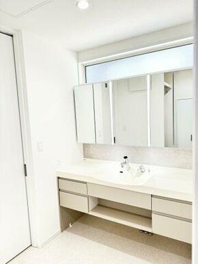 収納力とデザイン性を兼ねそろえた洗面台です　くもりにくい鏡でワイド幅　家族が同時に使用できます　朝