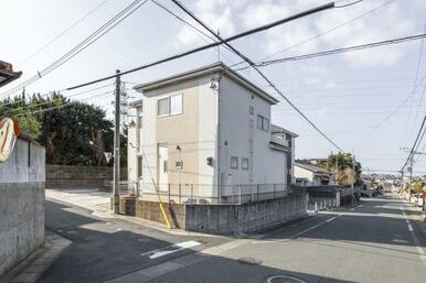 閑静な住宅街の角地に位置し、駐車場前の道路幅は約4mとゆとりのある設計。車の出し入れがスムーズで、快適