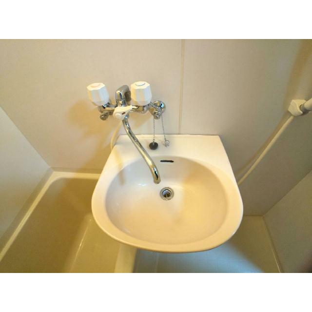 鏡を備え　準備のしやすい洗面台