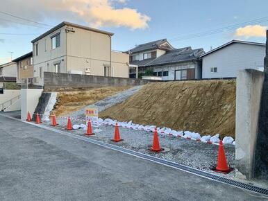 既存建物や堀込車庫を解体撤去し、駐車スペース（間口１３ｍ、奥行３．５ｍ）を造成しております