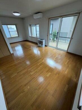 ダイニングテーブルやソファーなども配置しやすく、三面窓で明るいリビングです