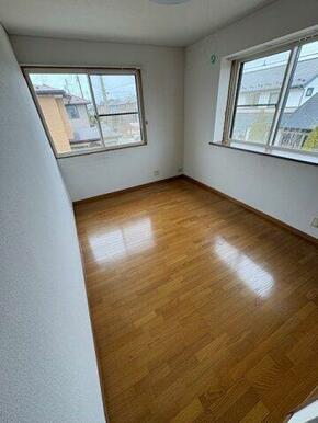 2面窓の明るい洋室です