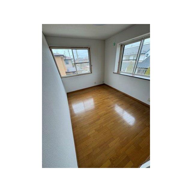 2面窓の明るい洋室です