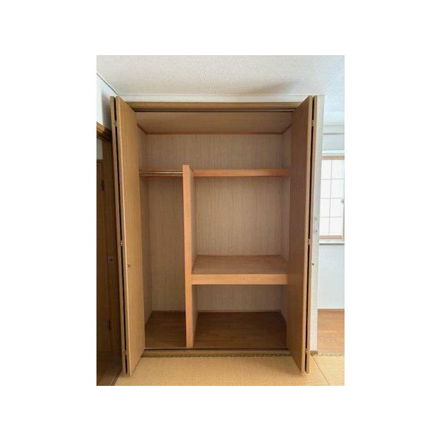 奥行きがあり収納力がよいクローゼットです