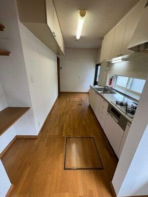 作業スペースの広いキッチンでお料理もラク